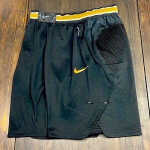Nike AEROSWIFT Basketball men’s Large basketball shorts black w/ gold accent
